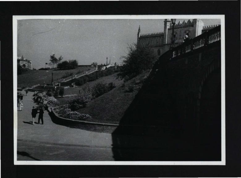 fotografia czarno-biała przedstawiająca fragment placu zamkowego oraz schodów prowadzących do zamku , skan 1