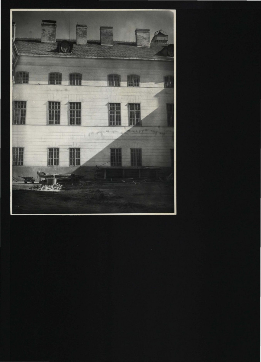 fotografia czarno-biała przedstawiająca fragment wschodniej elewacji zamku, skan 1