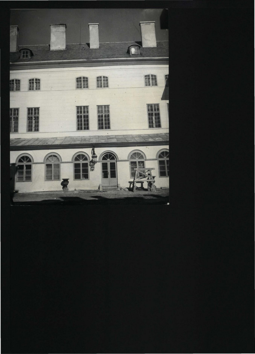 fotografia czarno-biała przedstawiająca fragment północnej elewacji zamku , skan 1