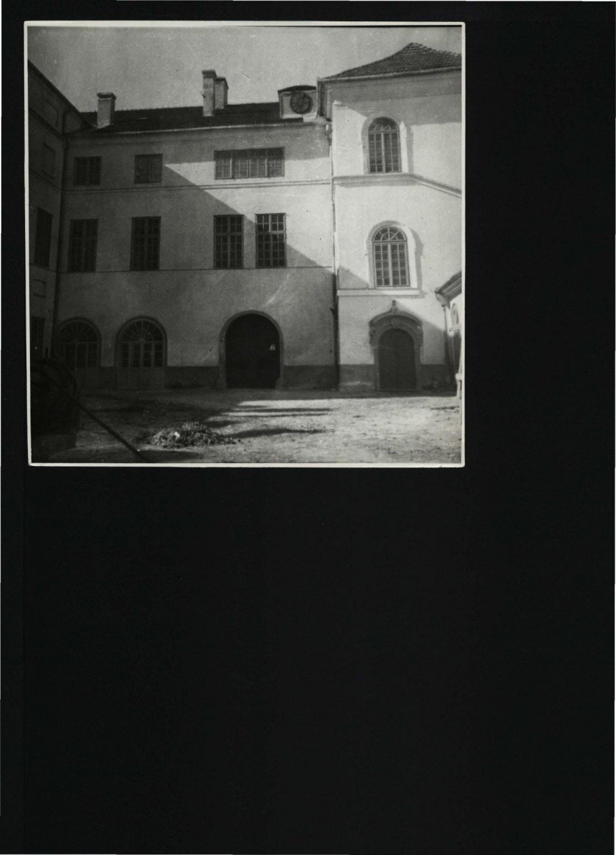fotografia czarno-biała przedstawiająca fragment zachodniej elewacji zamku z bramą główną, skan 1