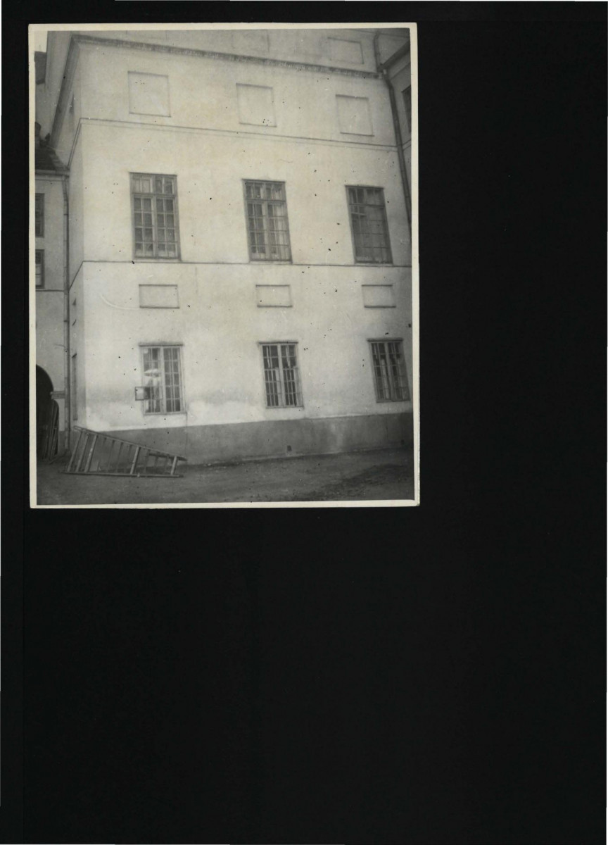 fotografia czarno-biała przedstawiająca fragment południowej elewacji zamku, skan 1