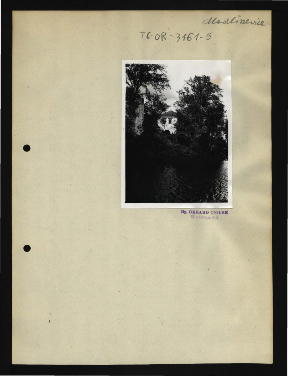 fotografia czarno-biała przedstawiająca fragment zabudowy pałacowej, skan 1