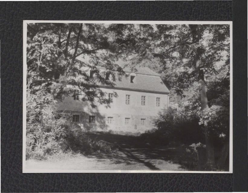 2 fotografie czarno-białe przedstawiające jeden z budynków w ramach zespołu pałacowego, skan 1