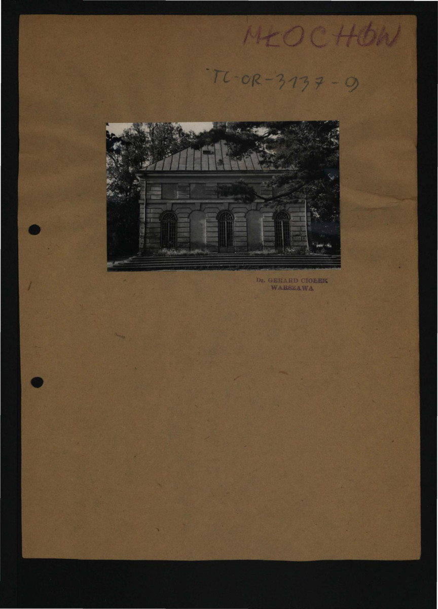 fotografia czarno-biała przedstawiająca fragment elewacji pałacowej, skan 1