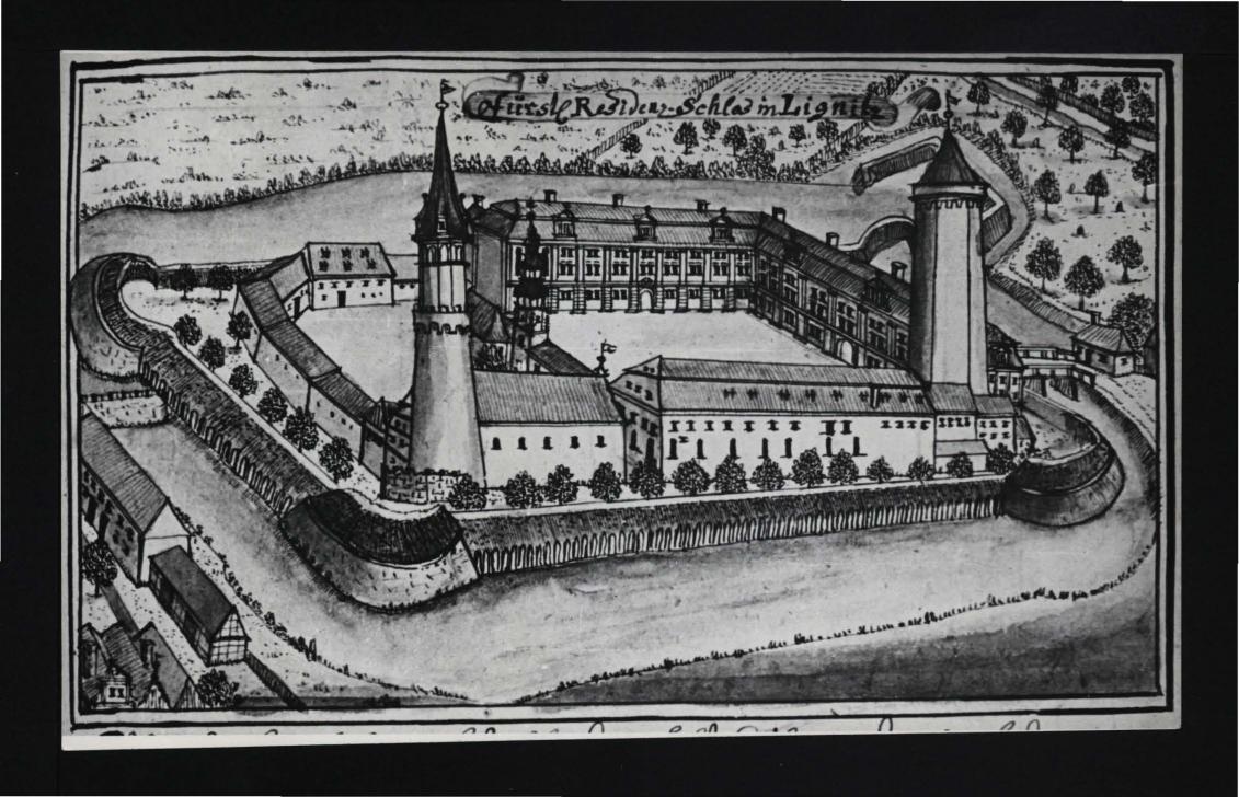 2 fotografie czarno-białe reprodukcji ryciny pochodzącej z Wernher F.B., Topografia Śląska, 1744-1768 ukazującą zabudowę zamku z lotu ptaka   , skan 1