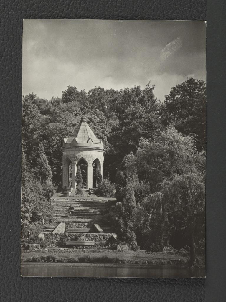 fotografia czarno-biała przedstawiająca tzw. kiosk pseudogotycki w miejscowym parku, skan 1