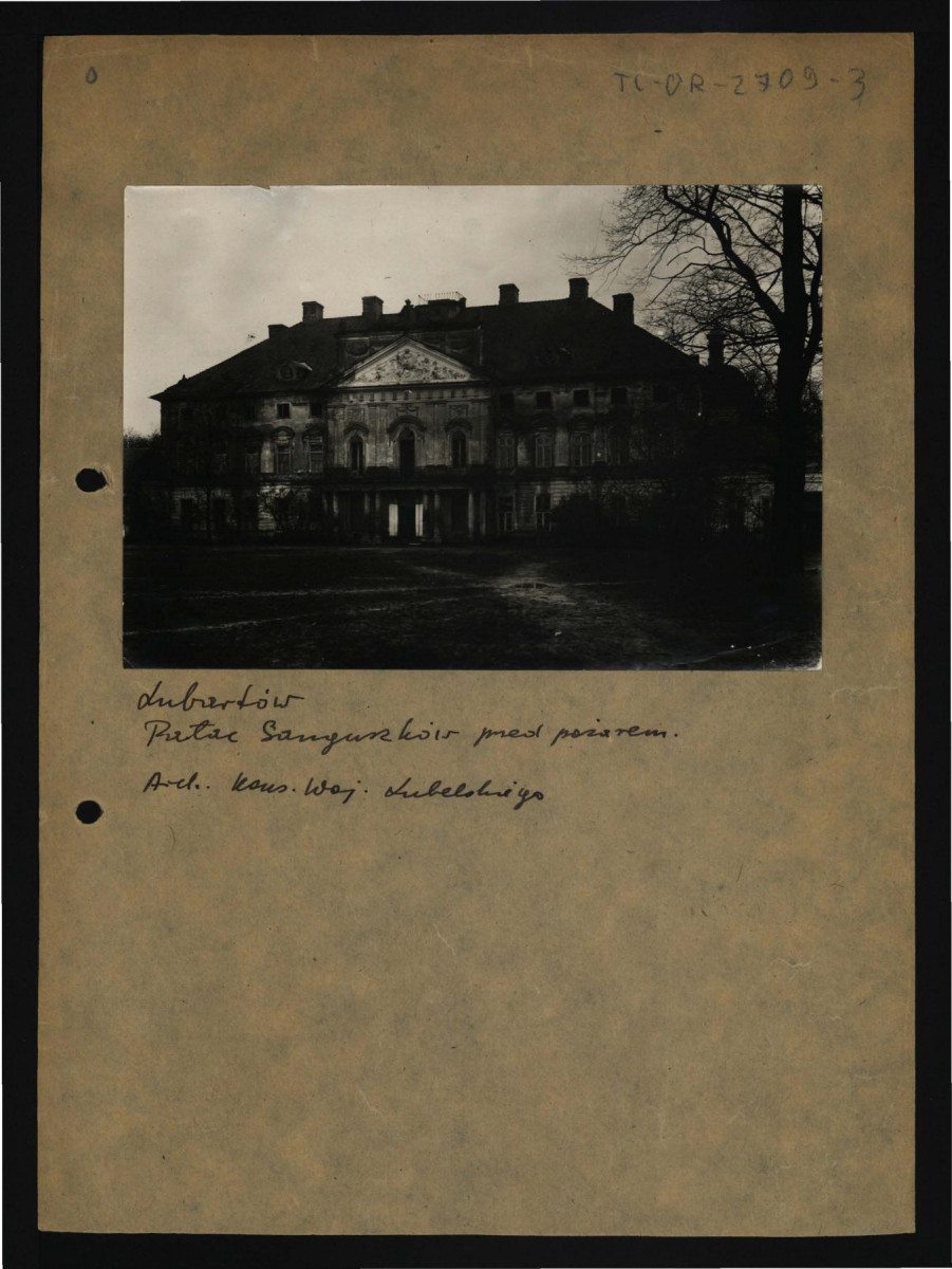 fotografia czarno-biała przedstawiająca pałac Sanguszków przed pożarem w 1933 r. , skan 1