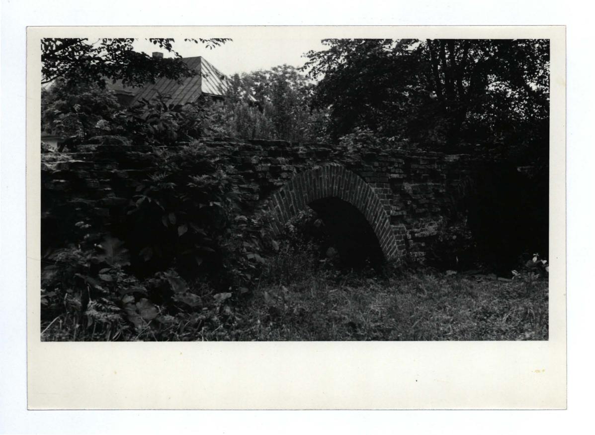 fotografia czarno-biała przedstawiająca fragment dawnych murów, skan 1