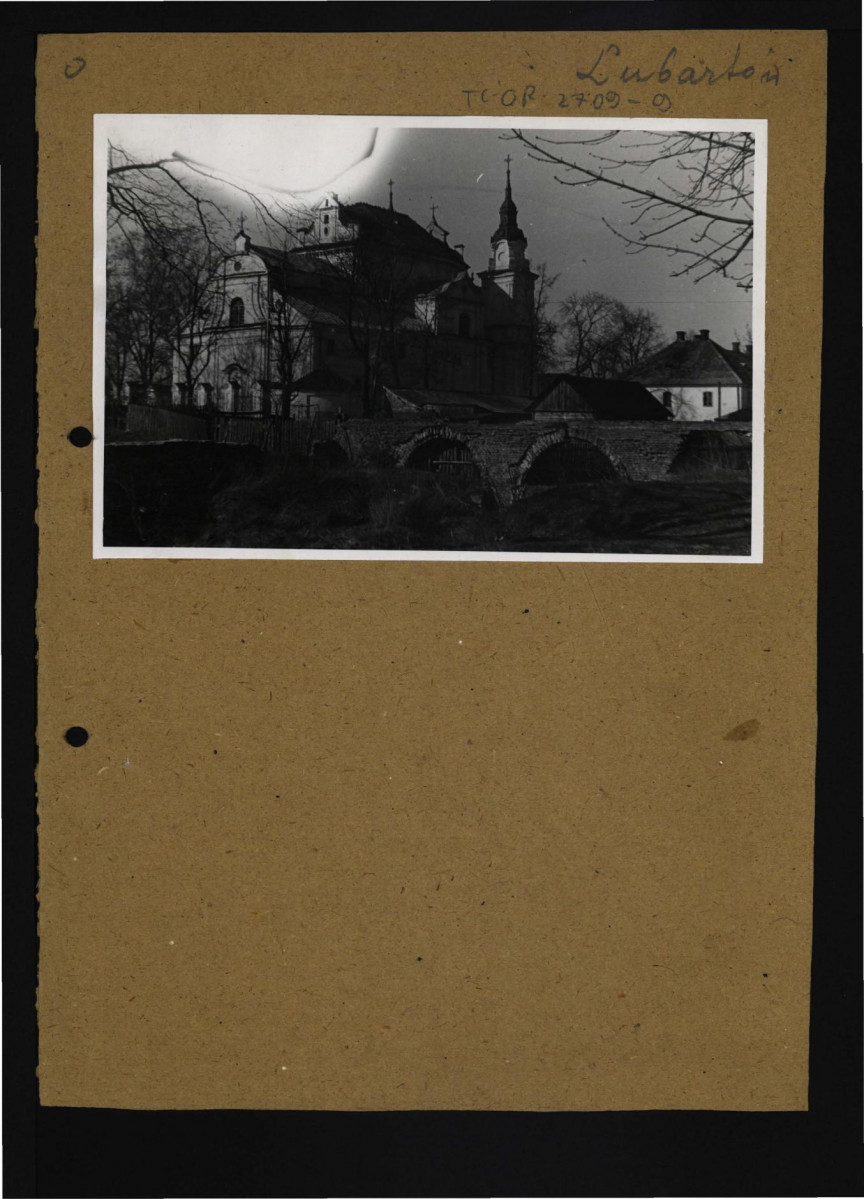 fotografia czarno-biała przedstawiająca fragment dawnych murów za tylną elewacją kościoła św. Anny  , skan 1