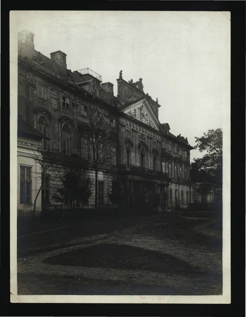 5 fotografi czarno-białych przedstawiających elewacje frontową pałacu wraz z reliefem na tympanonie; stan sprzed pożaru, skan 2