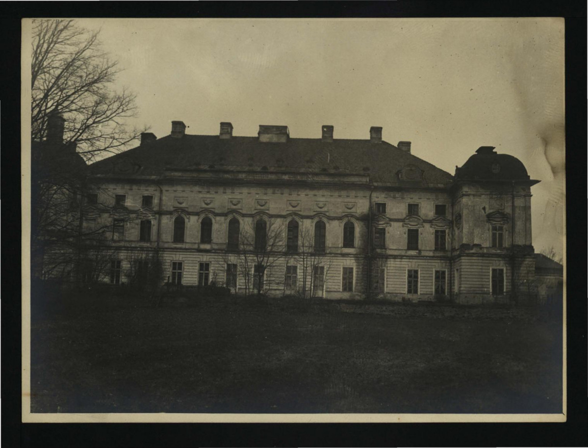 2 fotografie czarno-białe przedstawiające tył pałacu; stan sprzed pożaru , skan 1