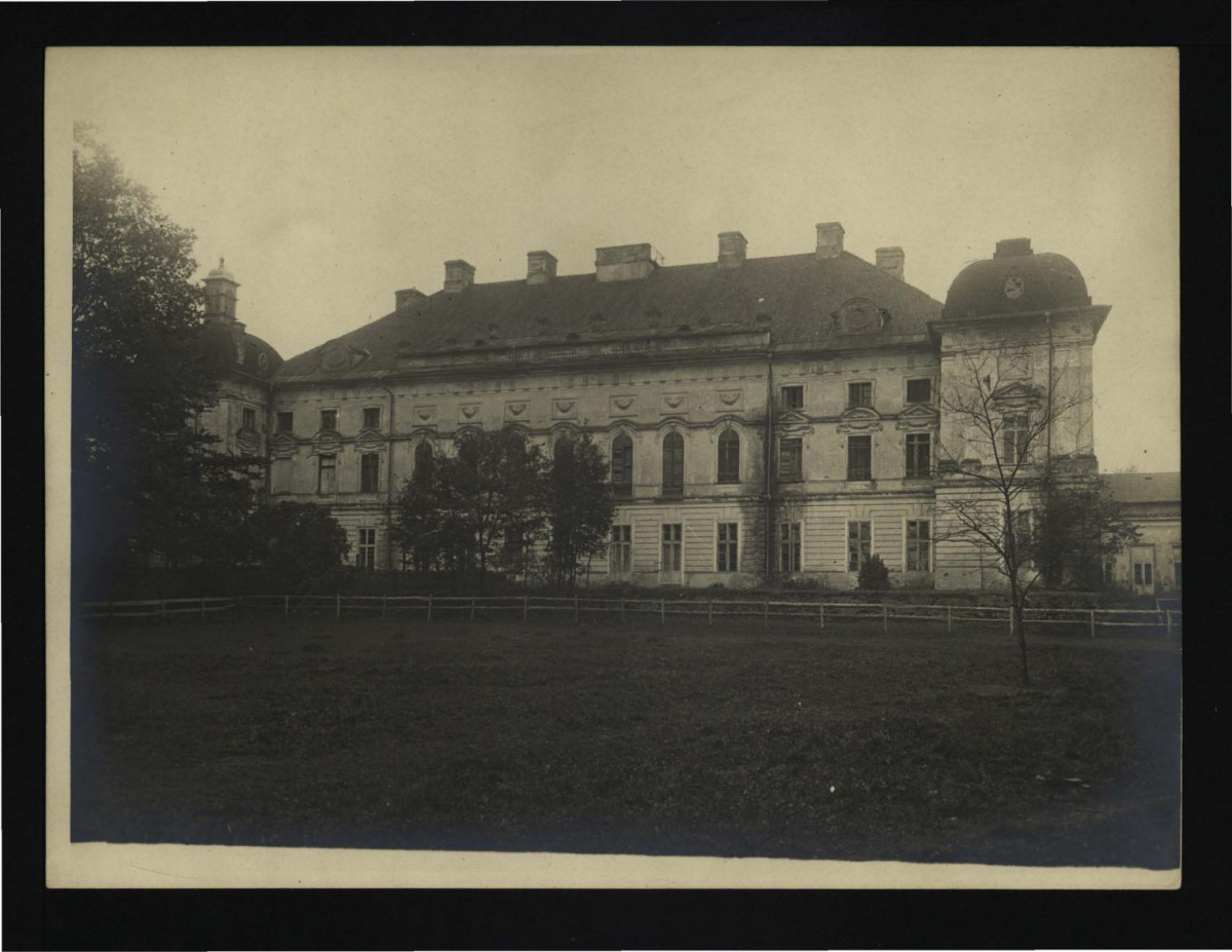 2 fotografie czarno-białe przedstawiające tył pałacu; stan sprzed pożaru , skan 2