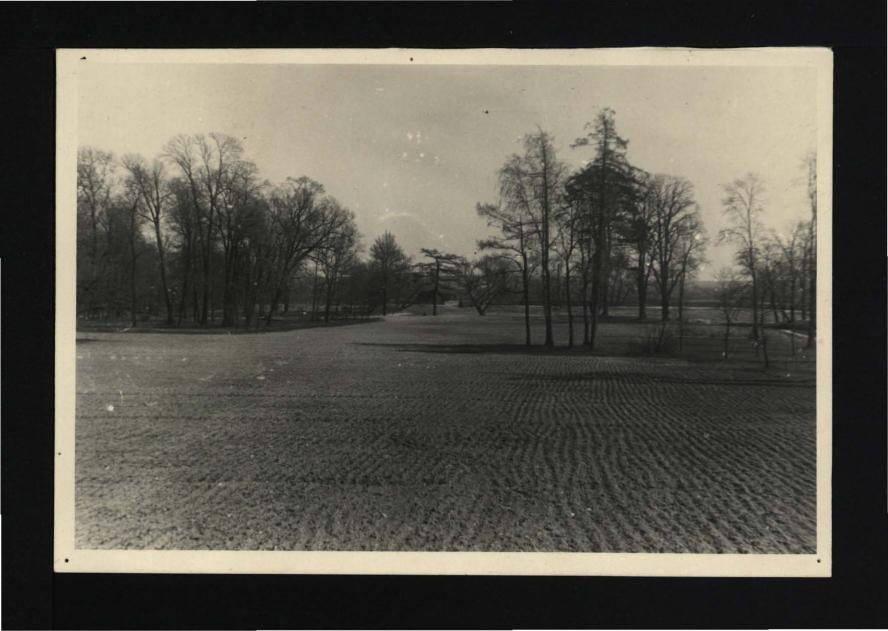 2 fotografie czarno-białe przedstawiające niwelacje terenu przy przebudowie ogrodu w 1948 r.  , skan 2