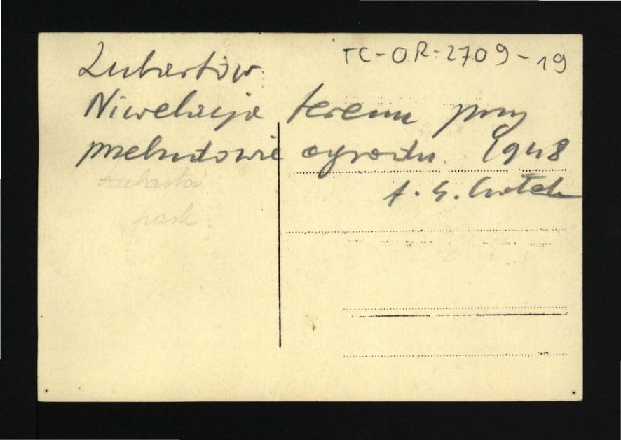 2 fotografie czarno-białe przedstawiające niwelacje terenu przy przebudowie ogrodu w 1948 r.  , skan 3