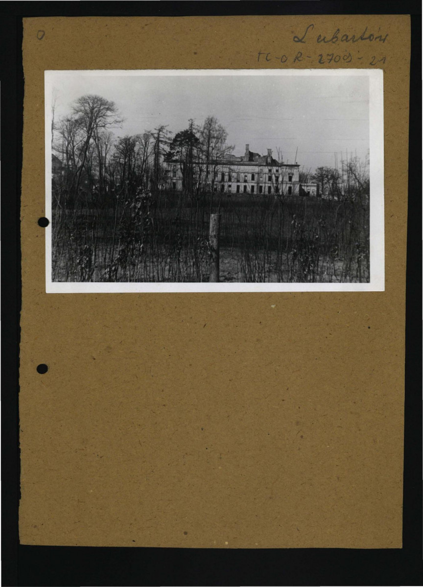 3 fotografie czarno-białe przedstawiające zniszczony przez pożar pałac  , skan 1