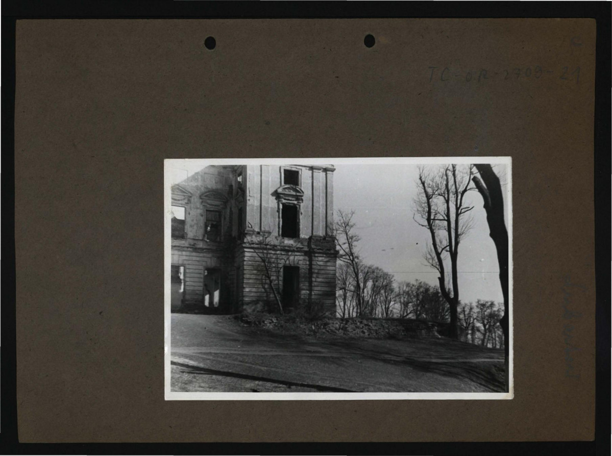 3 fotografie czarno-białe przedstawiające zniszczony przez pożar pałac  , skan 2