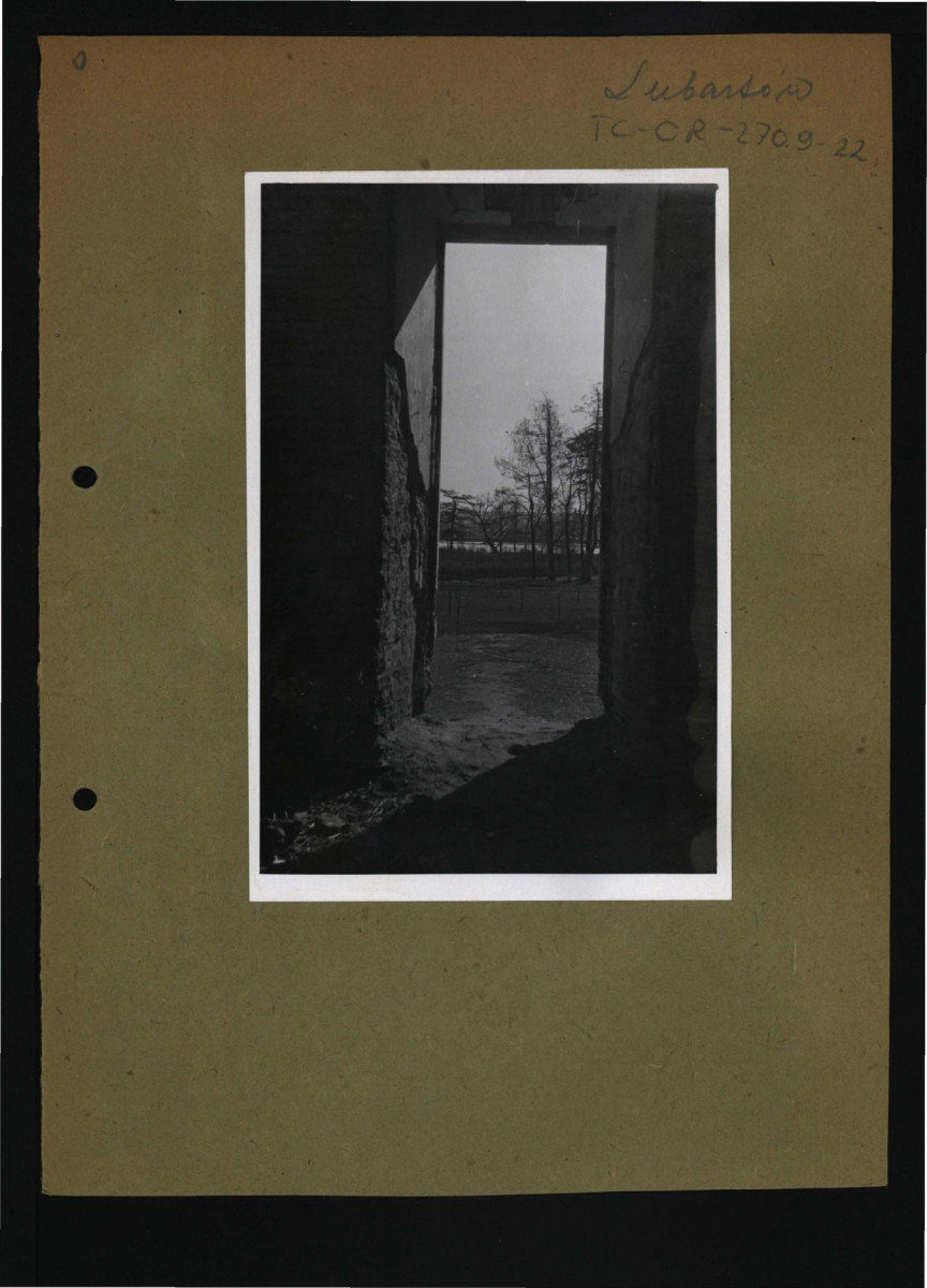 3 fotografie czarno-białe przedstawiające widok na otoczenie z wnętrza spalonego pałacu    , skan 2