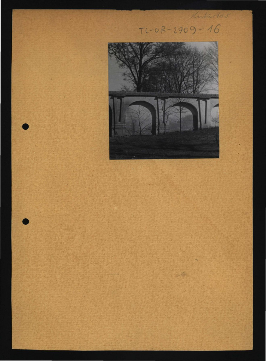 fotografia czarno-biała przedstawiająca fragment muru ogrodowego z poł. XVIII w., skan 1
