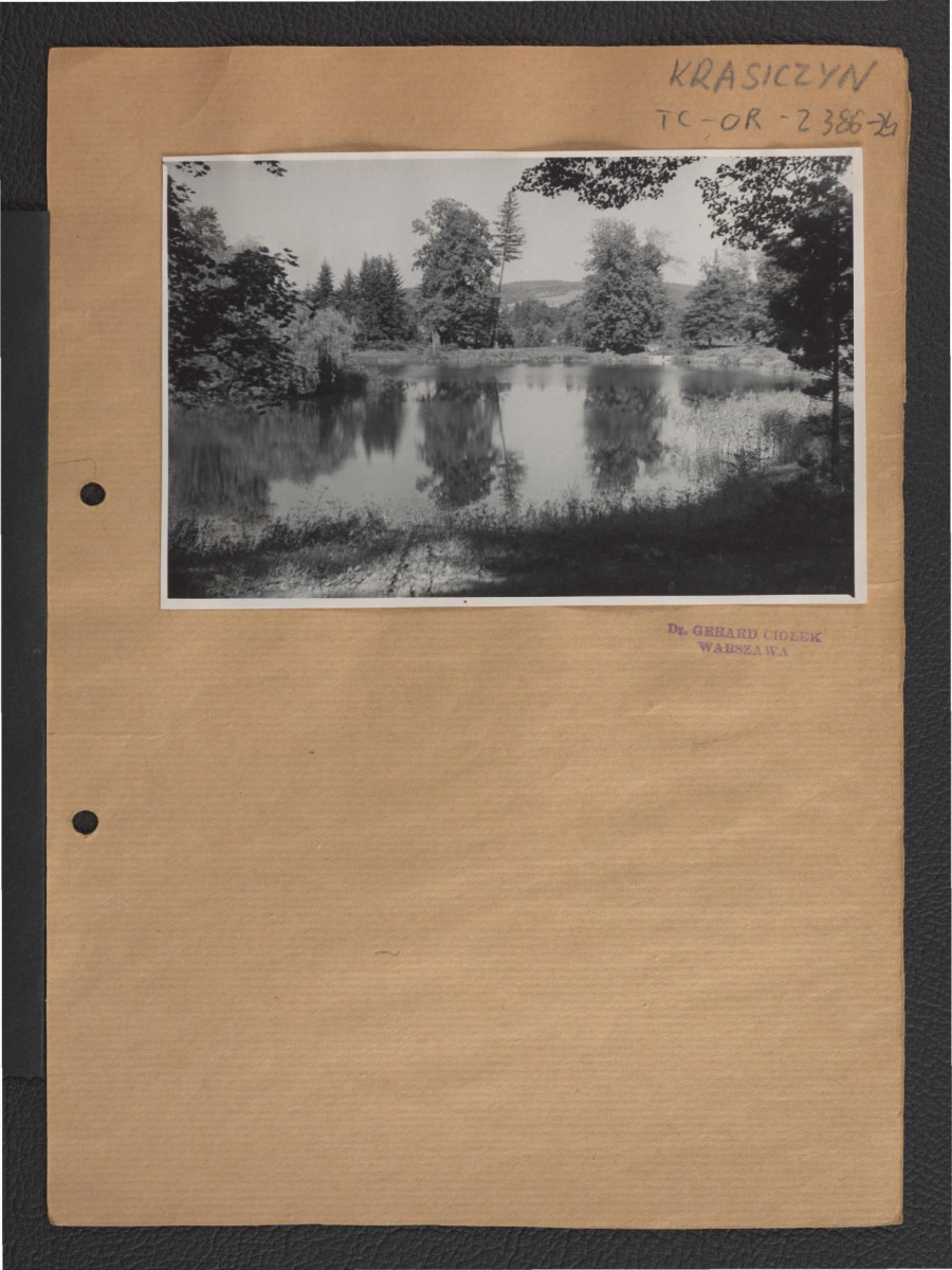 3 fototografie czarno-białe przedstawiające park przy zamku , skan 5
