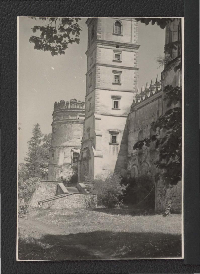 fotografia czarno-biała przedstawiająca Basztę Papieską i wieżę zegarową od południowego zachodu  , skan 1