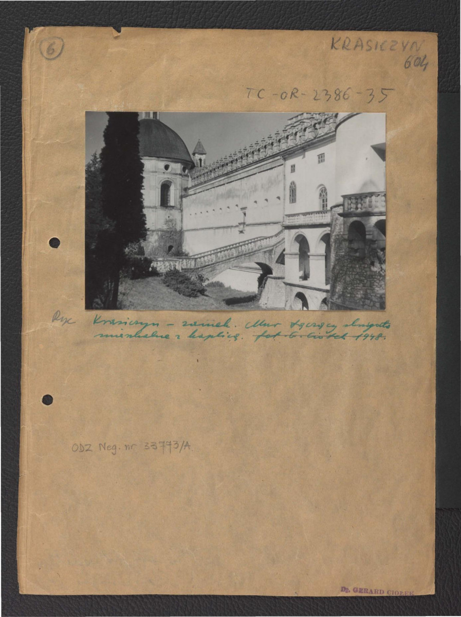 fotografia czarno-biała przedstawiająca fragment muru przy Baszcie Papieskiej od południowego wschodu  , skan 1