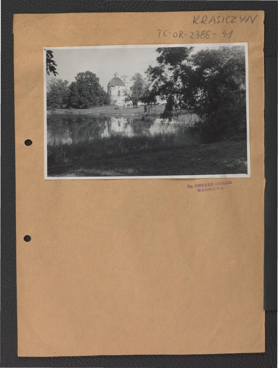 fotografia czarno-biała przedstawiająca park i staw z widocznym od południa zamkiem  , skan 1