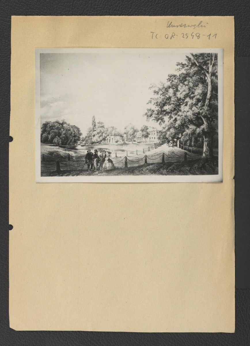 fotografia czarno-biała reprodukcji litografii przedstawiająca fragment zabudowy dworskiej oraz parku                                                                            , skan 1