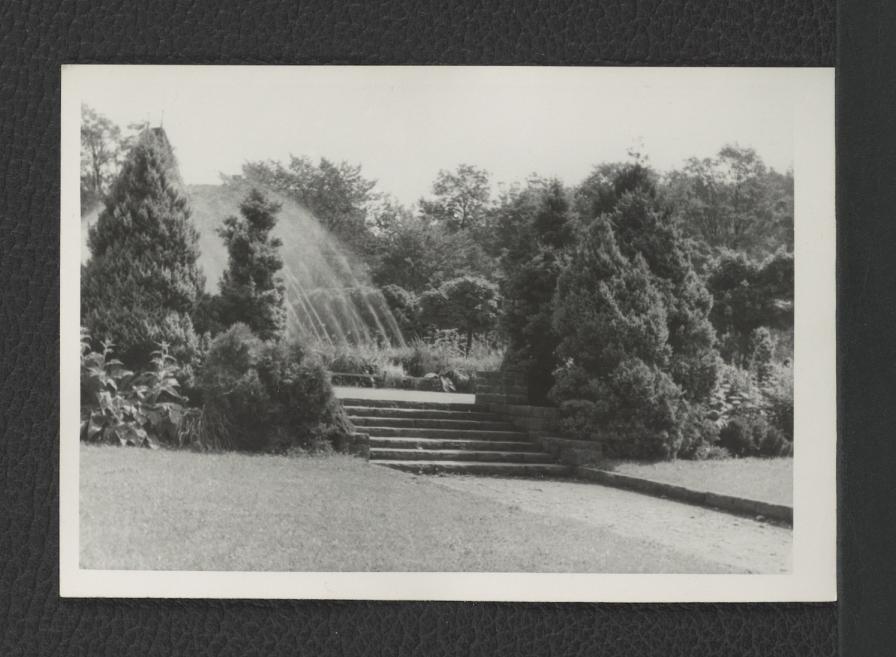 fotografia czarno-biała przedstawiająca fontannę w miejscowym parku  , skan 1