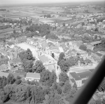 widok zabudowy rynku od strony płd.-wsch., skan 1