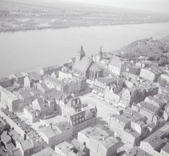 Stare Miasto - rynek. Zabudowa  rynku od strony południowej - wschodniej, skan 1