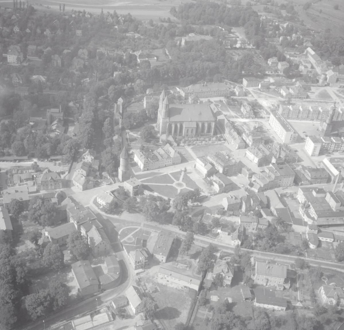 układ urbanistyczny. Widok ogólny zachodniej części centrum miasta z murami miejskimi, kościołem parafialnym  i rynkiem od strony południowej - zachodniej , skan 1