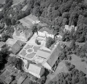 zespół pałacowy. Widok ogólny zespołu pałacowego od strony południowej - zachodniej, skan 1