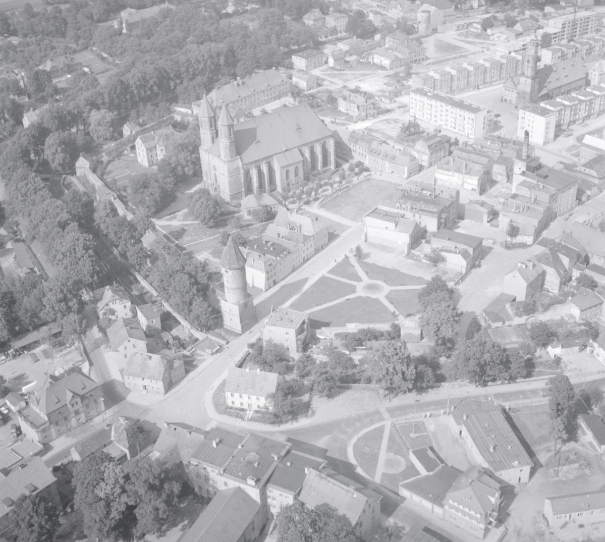 układ urbanistyczny. Widok ogólny zachodniej części centrum miasta z murami miejskimi, kościołem parafialnym  i rynkiem od strony południowej - zachodniej , skan 1