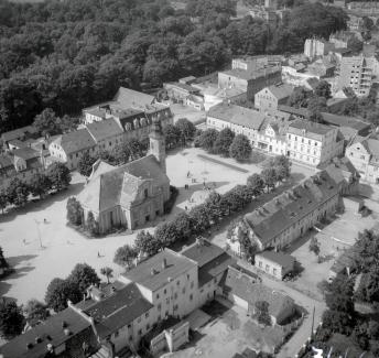 zespół urbanistyczny. Fragment rynku z kościołem parafialnym od strony północnej - wschodniej, skan 1