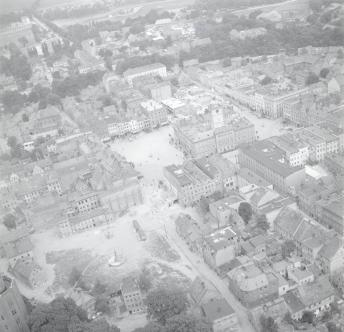 zespół urbanistyczny. Widok ogólny rynku i zabudowy przyrynkowej od strony południowej - zachodniej, skan 1