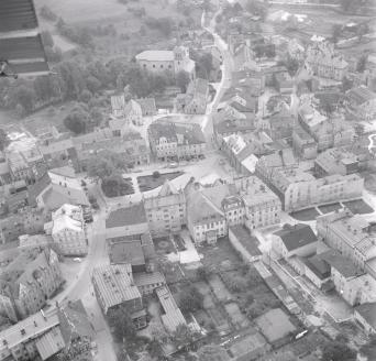 zespół urbanistyczny. Widok ogólny  rynku i zabudowy ul. Kłodzkiej z kościołem parafialnym od strony zachodniej, skan 1