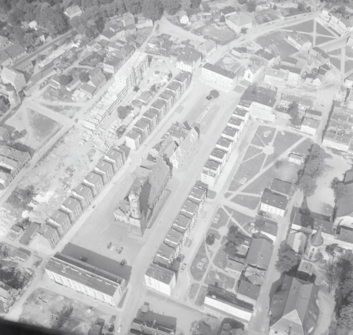 zespół urbanistyczny. Widok ogólny rynku i zabudowy przyrynkowej od strony południowej - zachodniej, skan 1