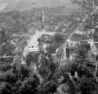 zespół urbanistyczny. Widok ogólny rynku i zabudowy przyrynkowej z kościołem parafialnym od strony wschodniej, skan 1