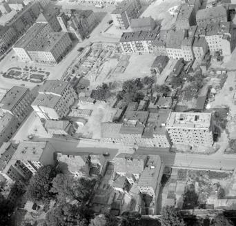 zabudowa centrum miasta. Widok ogólny rynku od strony południowej - zachodniej, skan 1