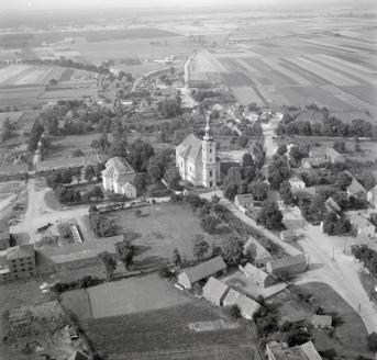 kościół parafialny p.wieku świeku Marcina. Widok ogólny kościoła parafialnego i pałacu od strony południowej - zachodniej, skan 1