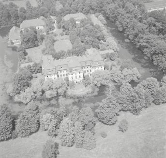 zespół pałacowo - parkowy. Widok ogólny zespołu pałacowo - parkowego od strony południowej , skan 1