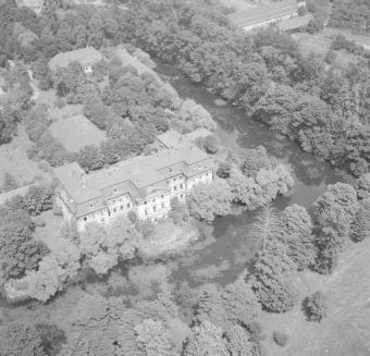 zespół pałacowo - parkowy. Widok ogólny zespołu pałacowo - parkowego od strony południowej  - zachodniej, skan 1