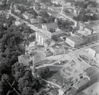 zabudowa centrum miasta. Widok ogólny  wschodniej zabudowy  przyrynkowej  z klasztorem karmelitów od strony południowej - zachodniej, skan 1