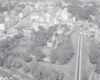 zespół urbanistyczny. Widok ogólny rynku i zabudowy przyrynkowej i kaplicy zamkowej od strony północnej - wschodniej, skan 1