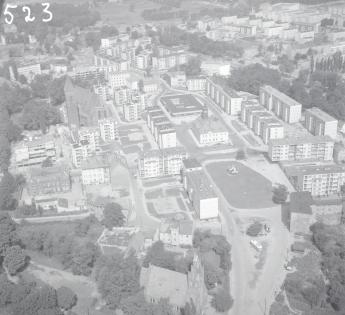 zespół urbanistyczny. Widok ogólny rynku i zabudowy przyrynkowej z kościołem parafialnym od strony południowej - wschodniej, skan 1