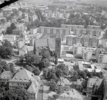 zabudowa centrum miasta. Widok południowej - zachodniej zabudowy przyrynkowej z kościołem parafialnym  od strony południowej - zachodniej, skan 1