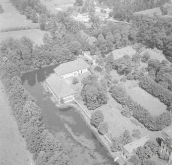 zespół pałacowo - parkowy. Widok ogólny zabudowań gospodarczych od strony południowej - zachodniej, skan 1
