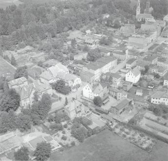 zabudowa centrum miasta. Widok zabudowy ul. Żeromskiego od strony zachodniej, skan 1