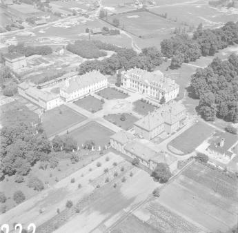 Pałac biskupów kujawskich z XVIII wieku, widok ogólny od strony  południowo - zachodniej, skan 1
