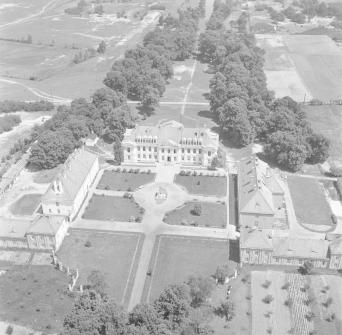 Pałac biskupów kujawskich z XVIII wieku, widok ogólny od strony  zachodniej, skan 1